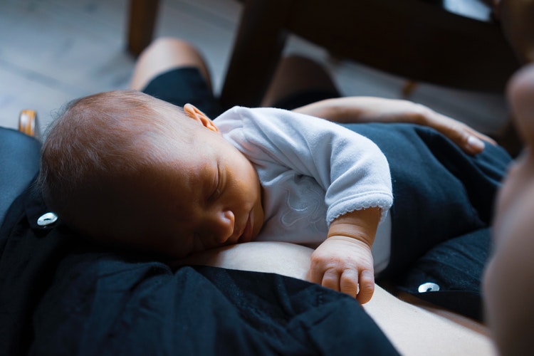 Babyschlaf warum schlafen Neugeborene so viel